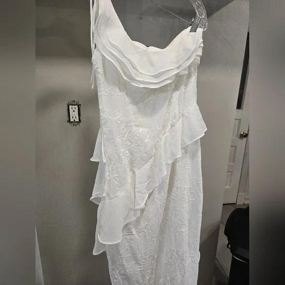 All About May• Lenora One-Shoulder White Ruffled Asymmetric Dress. Sz 6 - Picture 12 of 16